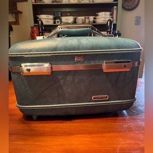 Vintage American tourist hard sided make up case train